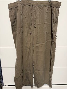 Women’s Drawstring Chino Pants in Olive